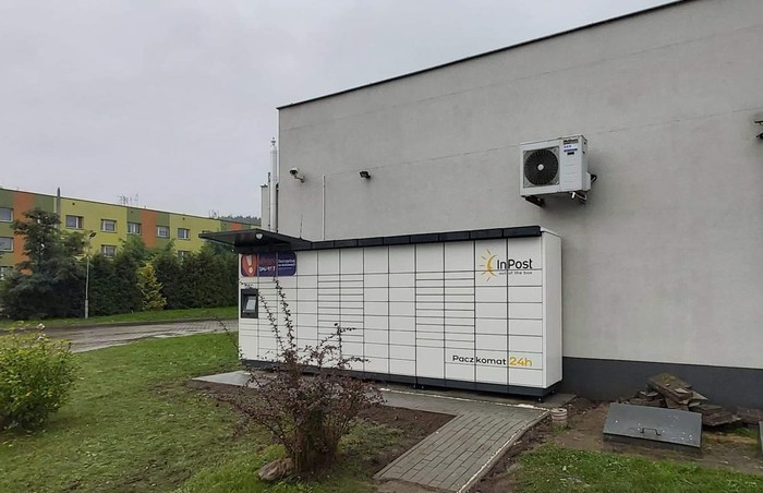 Paczkomat CHN02M Przy wjeździe na stację