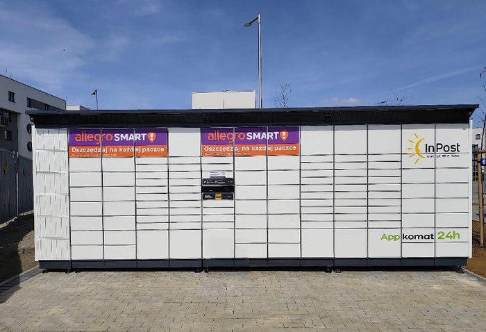Paczkomat CHO02BAPP na parkingu osiedlowym