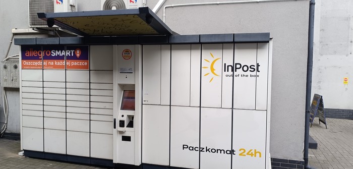 Parcel Locker CHO03B przy ścianie budynku salonu fryzjerskiego