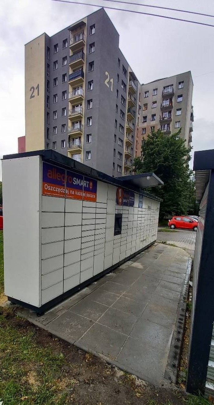 Parcel Locker CHO11M Z tyłu Apteki Floriańskiej