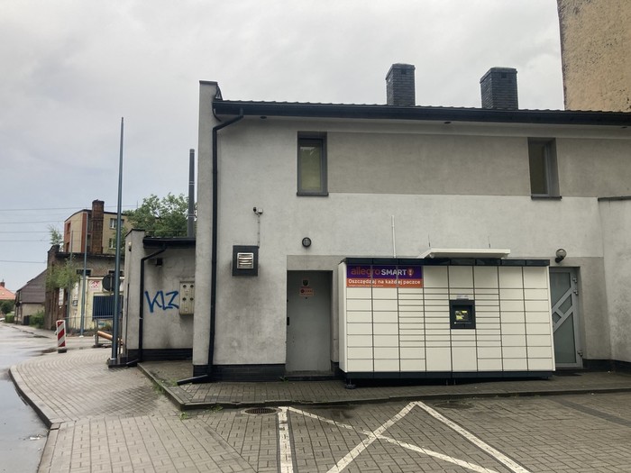 Parcel Locker CHO27M Z tyłu sklepu Żabka