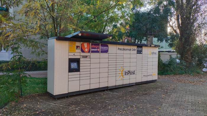 Paczkomat CHO29M Przy pywatnej posesji (za przystankiem Autobusowym)