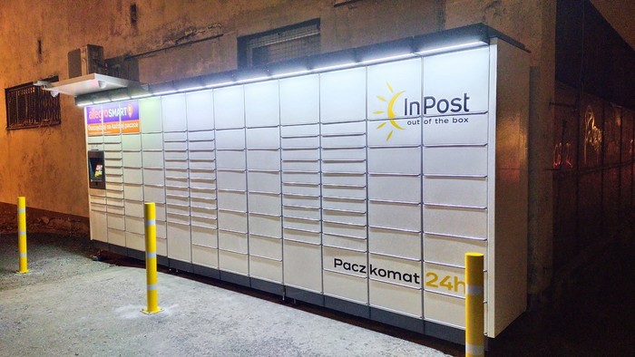 Parcel Locker CHO30M pomiędzy budynkiem przychodni a budynkiem szwalni