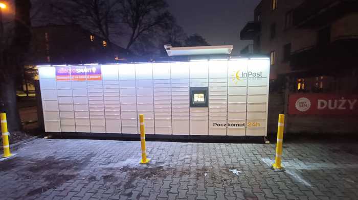 Paczkomat CHO31M obok sklepu Duży Ben