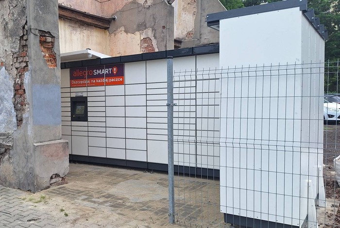 Paczkomat CHO36M na parkingu przy ul. Krzywej