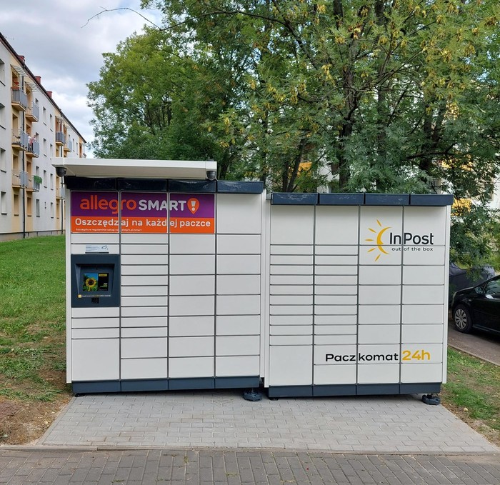 Paczkomat CHO37M przy parkingu, obok budynku Wiejska 2