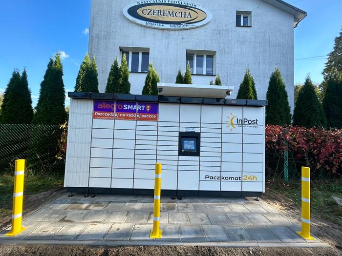 Paczkomat CHR01M na parkingu przy sklepie Groszek