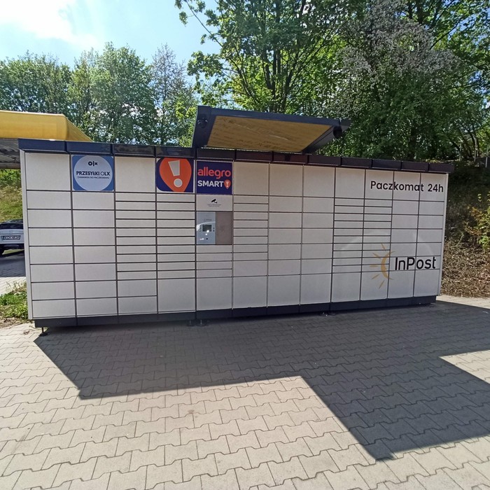 Paczkomat CHR01N Netto Market, po lewej stronie budynku