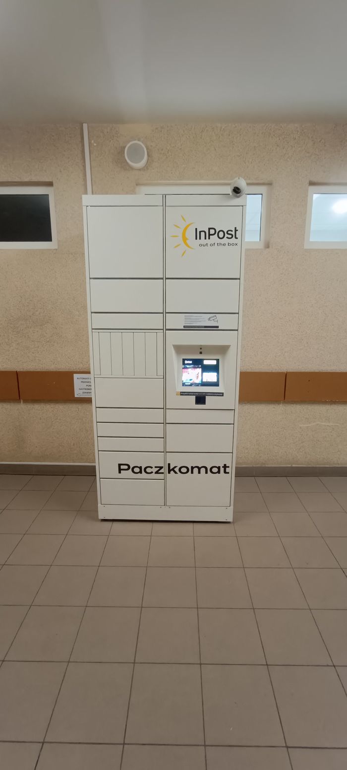 Paczkomat CHR02HP Korytarz główny Szpitala Powiatowego, przy bocznym wejściu