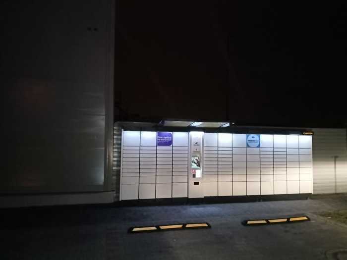 Paczkomat CHR03A na parkingu od strony wschodniej