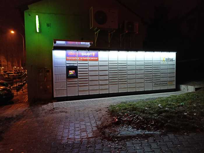 Paczkomat CHR08M przy budynku sklepu