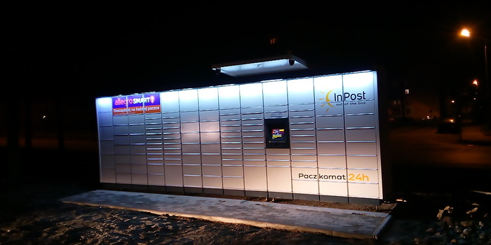 Parcel Locker CHR12M naprzeciwko bloku mieszkalnego Szarych Szeregów 2