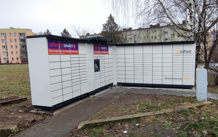 Paczkomat CHR14M skwer osiedlowy u zbiegu ul. Kubusia Puchatka i ul. Mieszka I