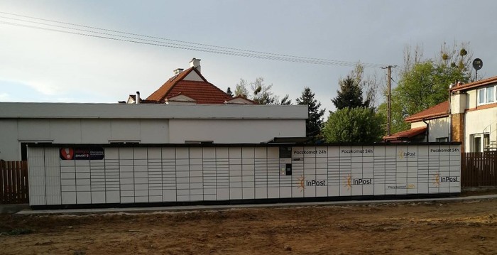 Поштомат CHT01N Przy delikatesach Fenix, parking przy ulicy Kościelnej