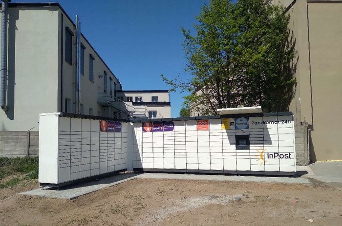Paczkomat CHZ01M Na tyłach sklepu KIK
