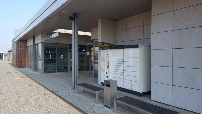 Paczkomat CIE02A Przy wejściu na perony