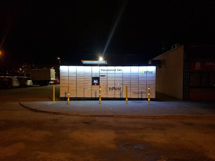 Paczkomat CIE02M Przy parkingu za pasażem
