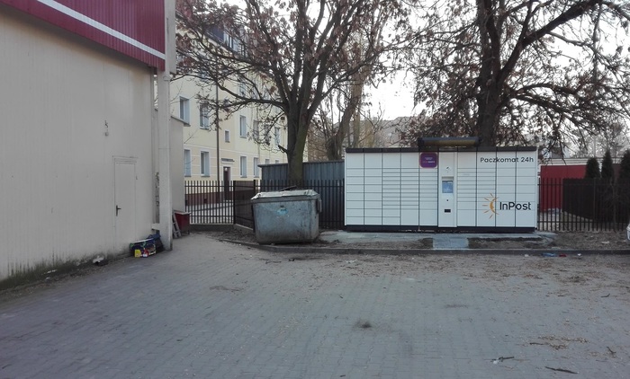 Paczkomat CIE04A Przy tylnej ścianie sklepu Gram Market