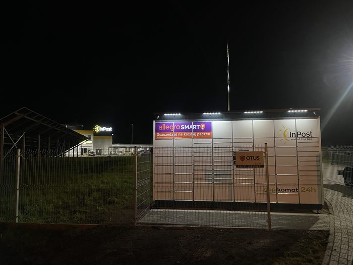 Paczkomat CIE05BAPP Przy oddziale Inpost, obok wjazdu