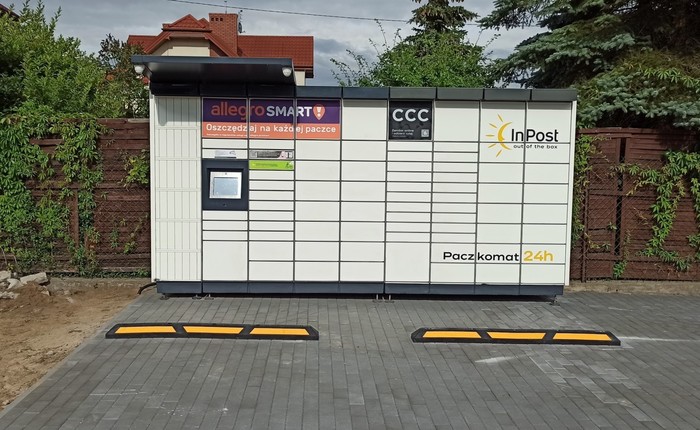 Поштомат CIE05M Na działce po prawej stronie od wjazdu