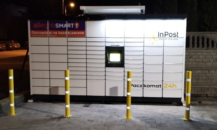 Parcel Locker CIE15M Po lewej stronie budynku