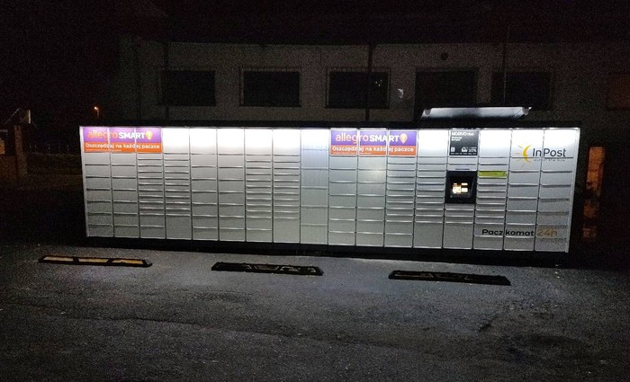 Paczkomat CIG01M na parkingu z a marketem