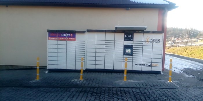 Parcel Locker CII01M Boczna ściana obiektu przy parkingu
