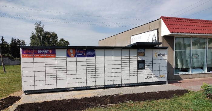 Paczkomat CIK01M przy sklepie z art. przemysłowymi