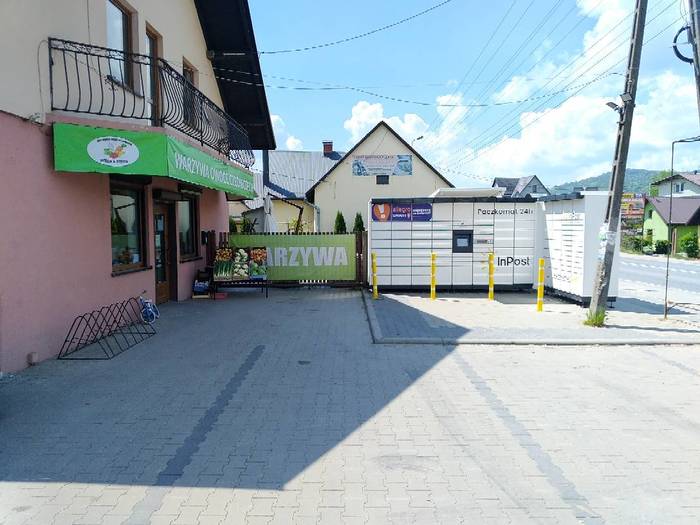 Paczkomat CIS01M Parking przed sklepem