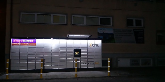Поштомат CIZ01M Boczna ściana budynku przy Parkingu