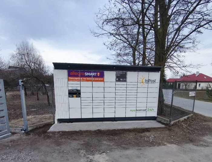 Paczkomat CJE01BAPP Przy wjeździe do Mechaniki Pojazdowej