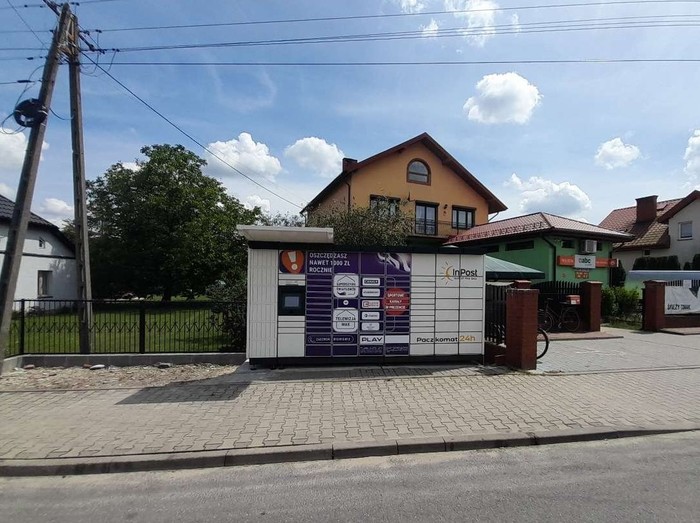 Paczkomat CJE01M Przy posesji od strony ulicy