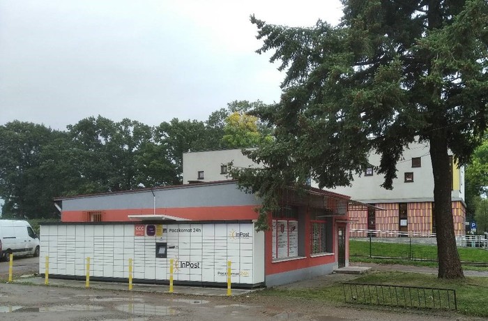 Paczkomat CKC01M Parking obok sklepu Żabka