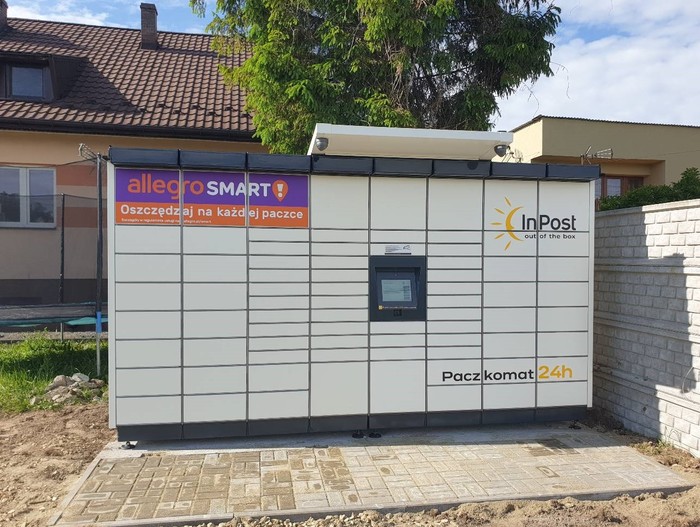 Parcel Locker CKC03M Przed budynkiem
