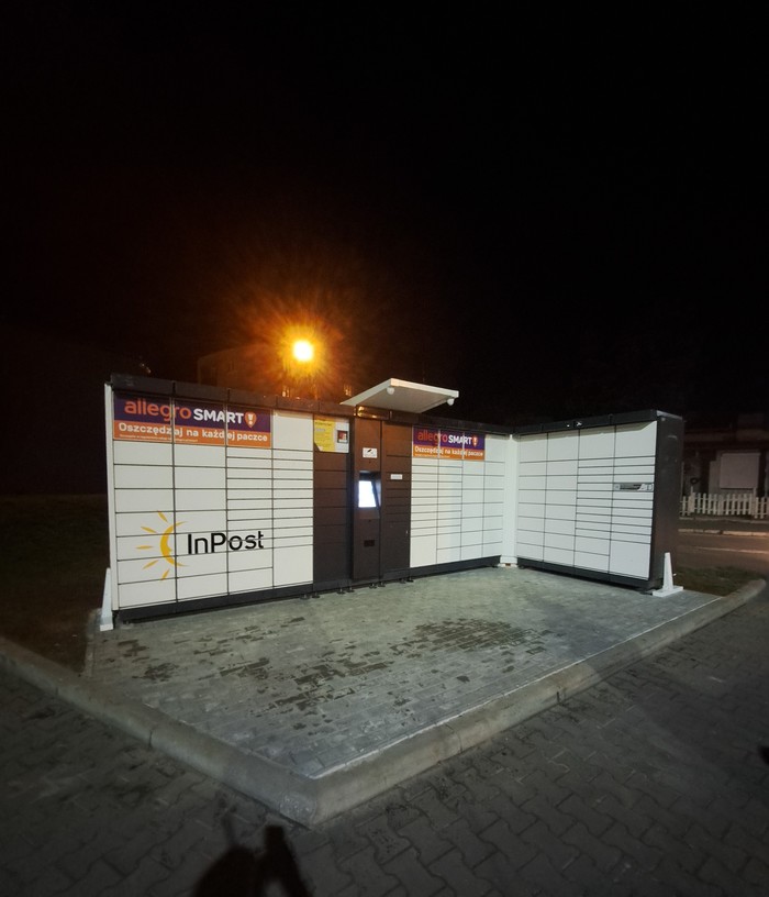 Paczkomat CLD04A Przed wejściem do hali