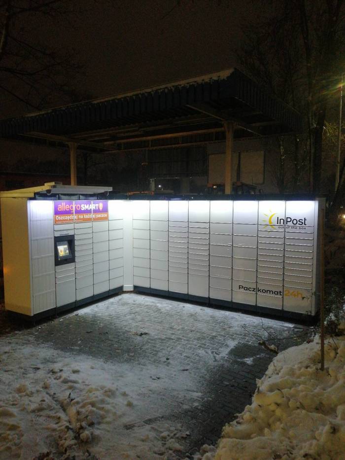 Paczkomat CLD08M tuż obok sklepu Biedronka