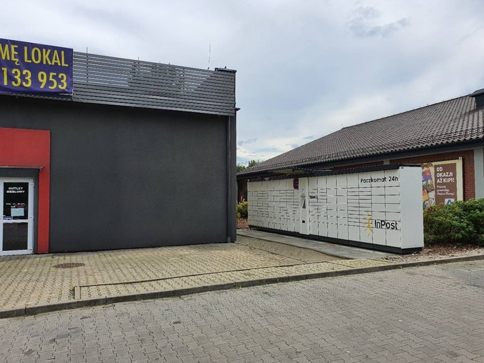 Paczkomat CLS01A obok parkingu Aldi