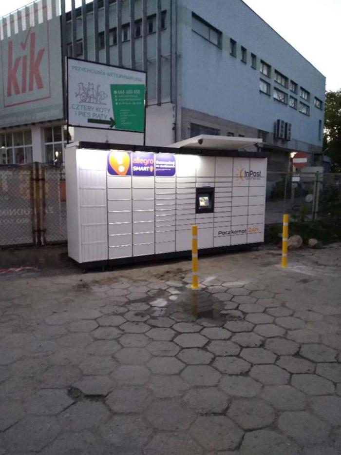 Paczkomat CLU03M przy sklepie Żabka