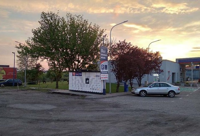 Paczkomat CLU04M przy stacji benzynowej