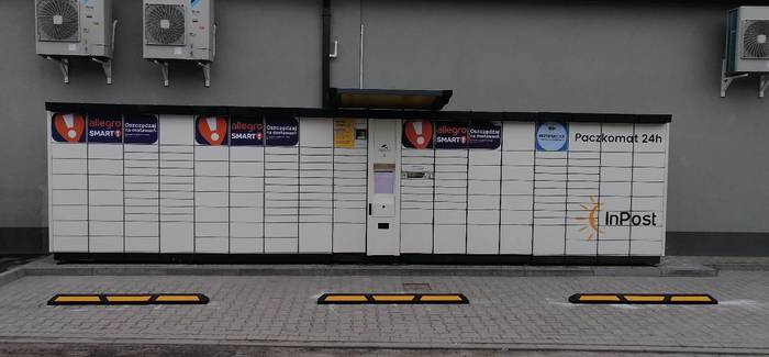 Paczkomat CLW01A Boczna ściana sklepu