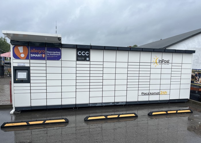 Paczkomat CME01M Przy Delikatesach Centrum - Parking po lewej stronie