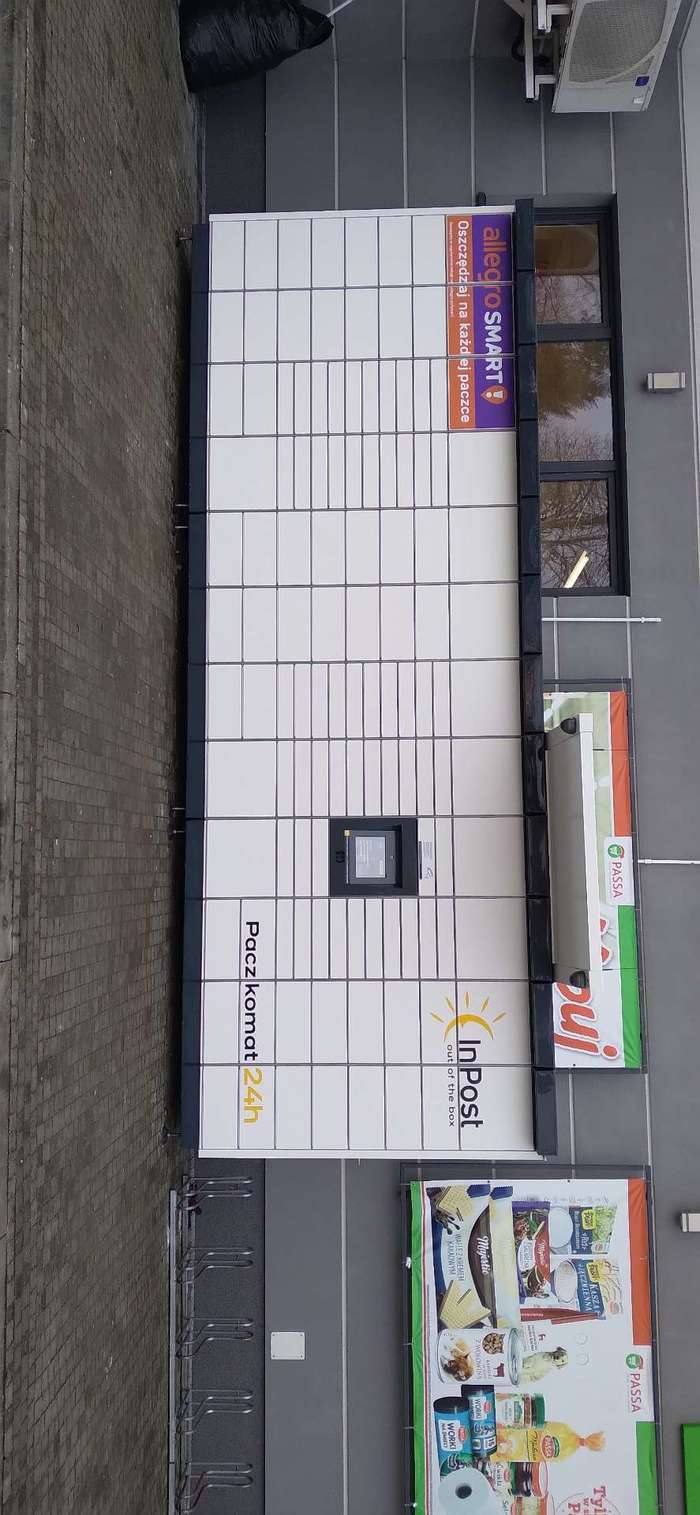 Paczkomat CMN02M Na parkingu po lewej stronie od wejścia