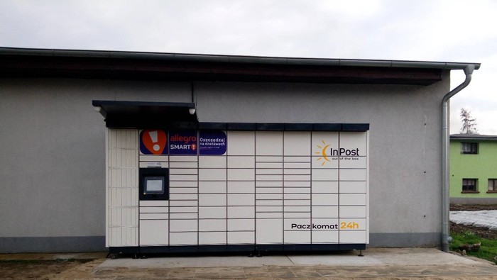 Parcel Locker CNA01M Po prawej stronie sklepu