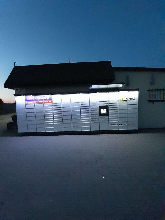 Paczkomat CNV01M przy sklepie