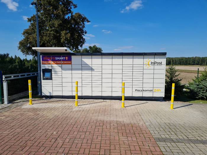 Paczkomat COD01M Na parkingu Zajazdu Chodowiak