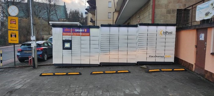 Поштомат COW04M Na parkingu sklepu