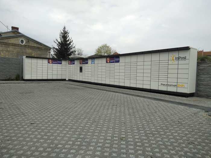Paczkomat CPR01M Narożnik niezabudowanej działki od ul. Poznańskiej