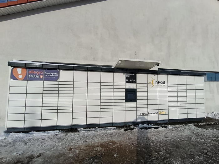 Paczkomat CRN02M na parkingu Polomarket