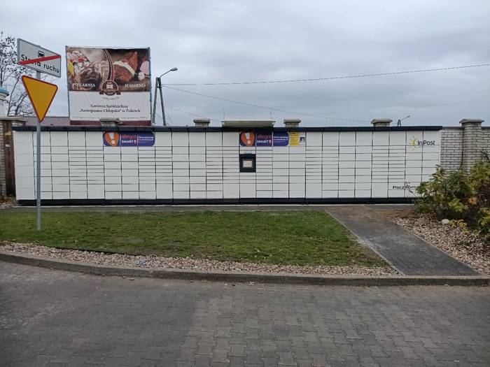 Paczkomat CSC02M przy parkingu Lidla