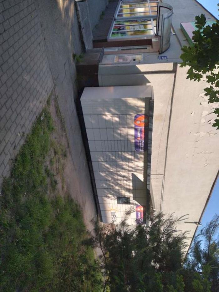 Paczkomat CSO02M Po prawej stronie sklepu Lewiatan